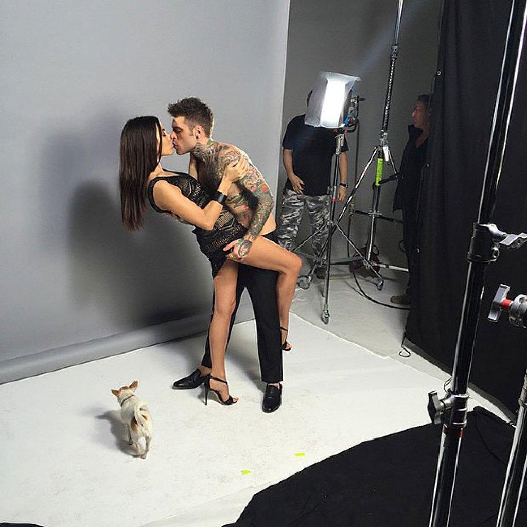 Giulia Valentina e Fedez sul set per la campagna pubblicitaria Sisley