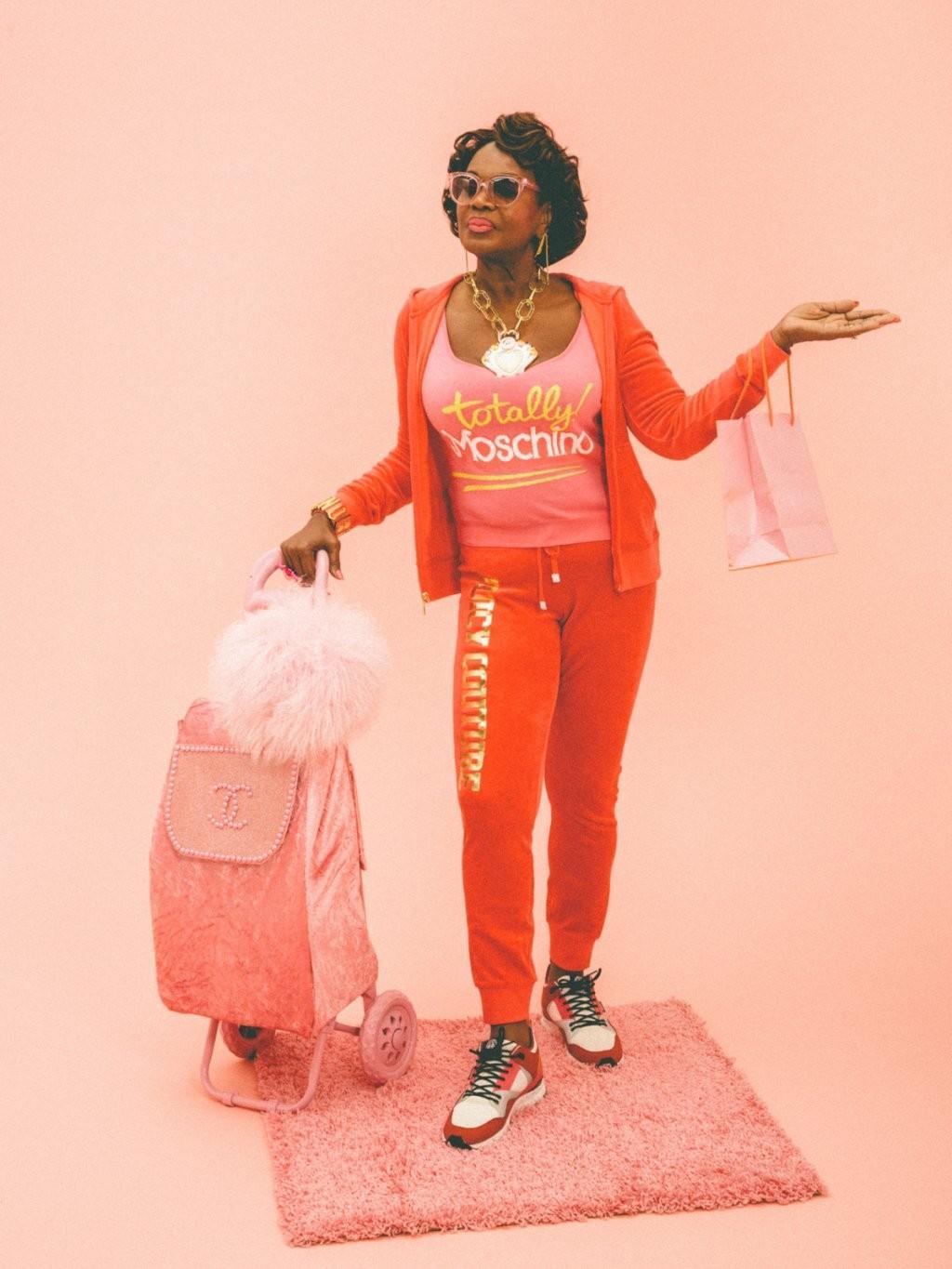 Sunglasses Vogue, tuta Juicy Couture, t-shirt e bracciale Moschino, ginniche Gourmet e carrello per spesa Chanel