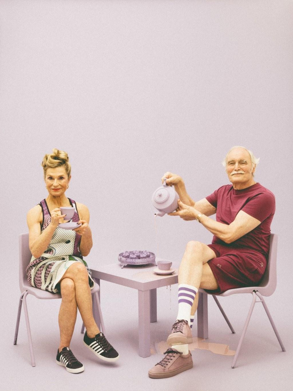 Abito Mary Katrantzou per Adidas di Harvey Nichols e ginniche K-Swiss (a sinistra); t-shirt, shorts, tennis Topman e calzettoni Ameircan Apparel (a destra)
