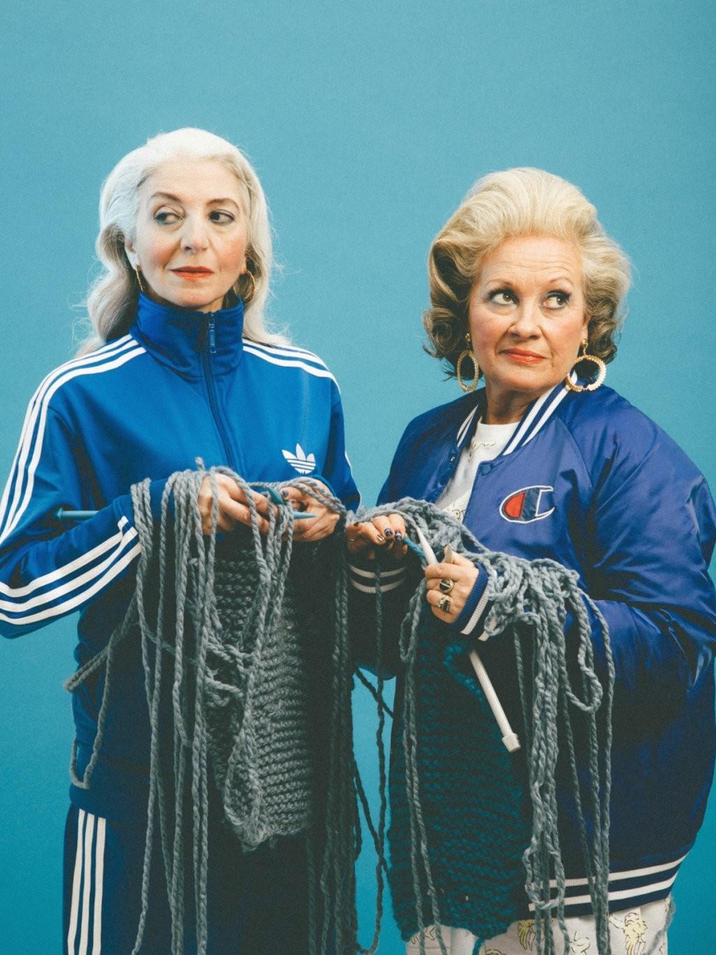 Giacca e pantaloni Adidas (a sinistra); felpa Champions e t-shirt Joyrich (a destra)