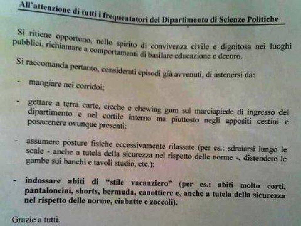 Napoli, ragazzo in bermuda cacciato dall'aula dell'università