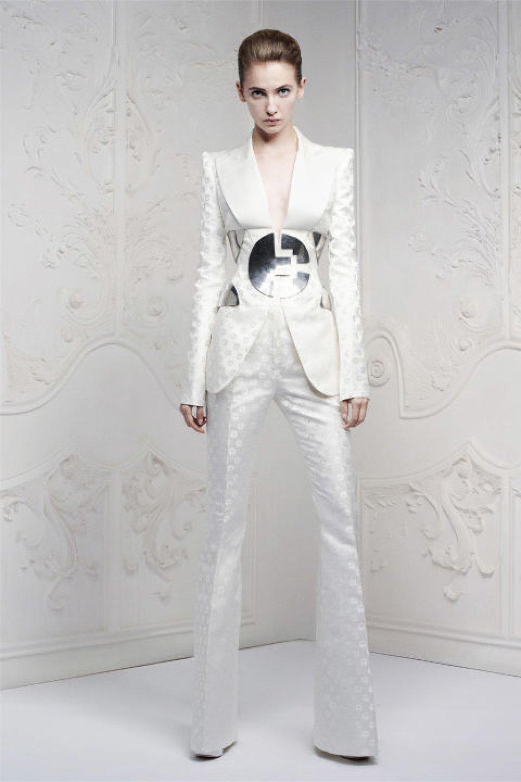 hbz-david-bowie-inspired-runway-mcqueen-resort-2013-courtesy
