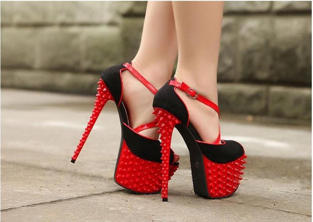 Le scarpe da non indossare per evitare cadute di stile