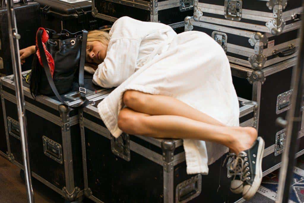 Cosa succede veramente nel backstage di una sfilata? (FOTO)