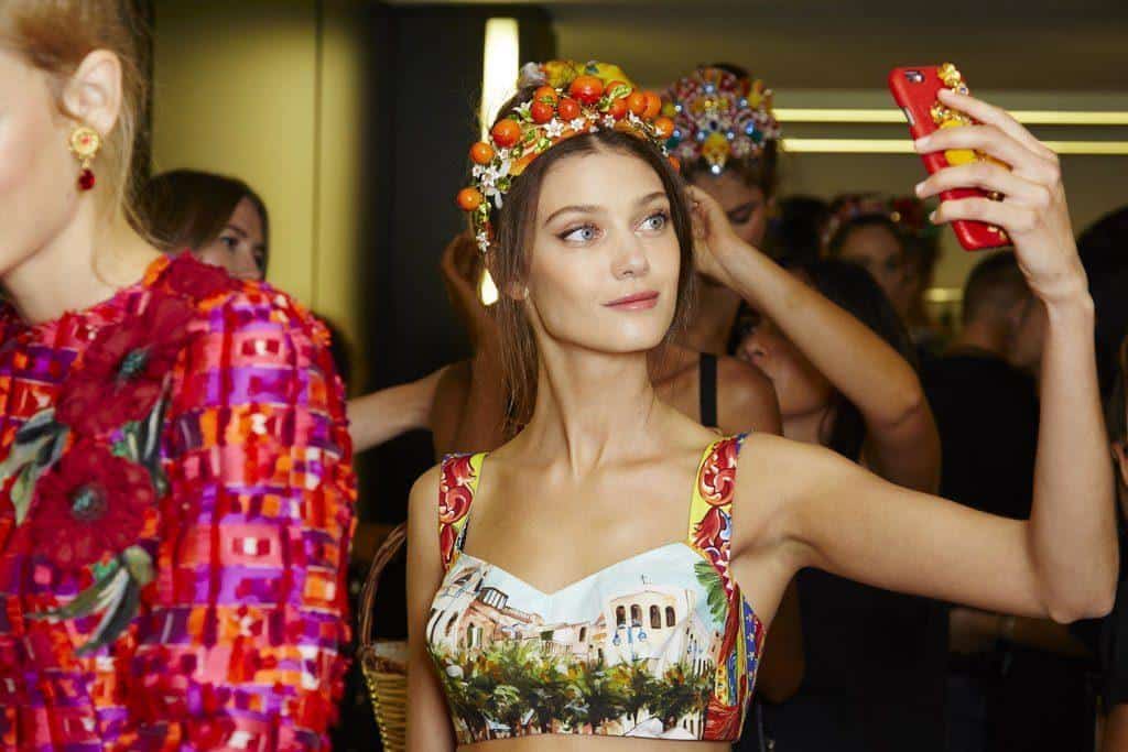 Cosa succede veramente nel backstage di una sfilata? (FOTO)