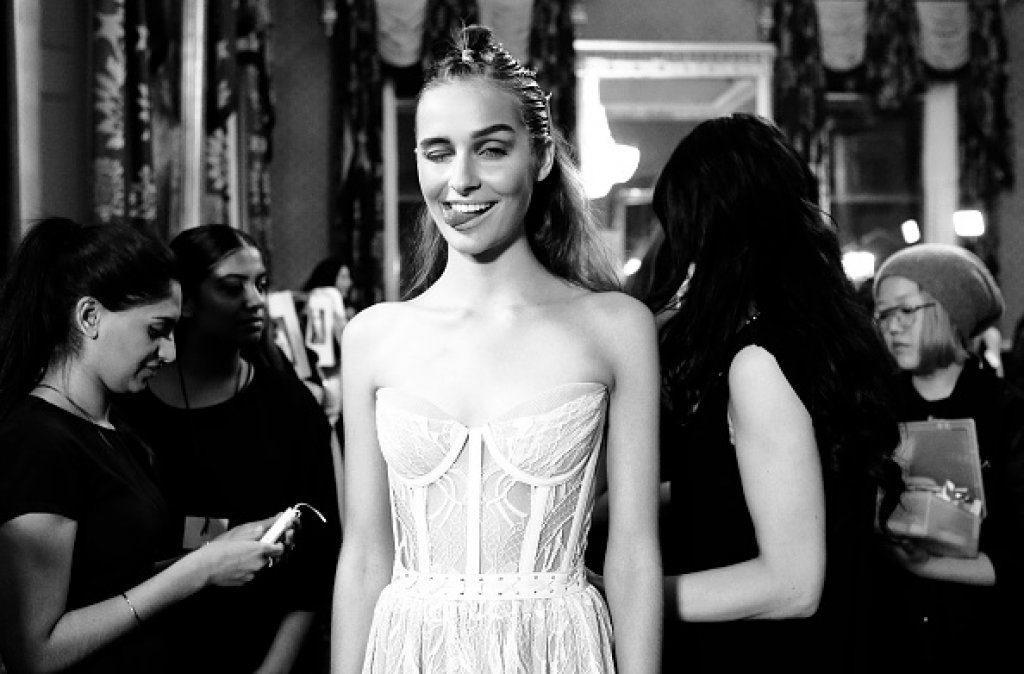 Cosa succede veramente nel backstage di una sfilata? (FOTO)