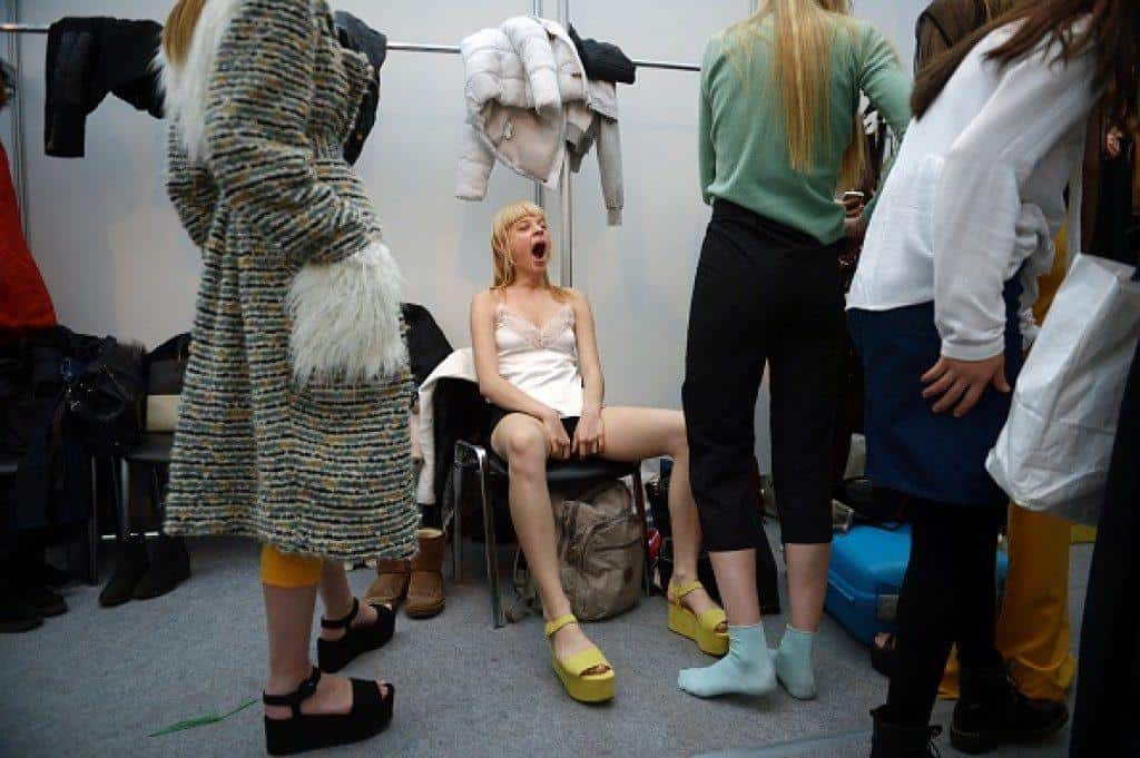 Cosa succede veramente nel backstage di una sfilata? (FOTO)