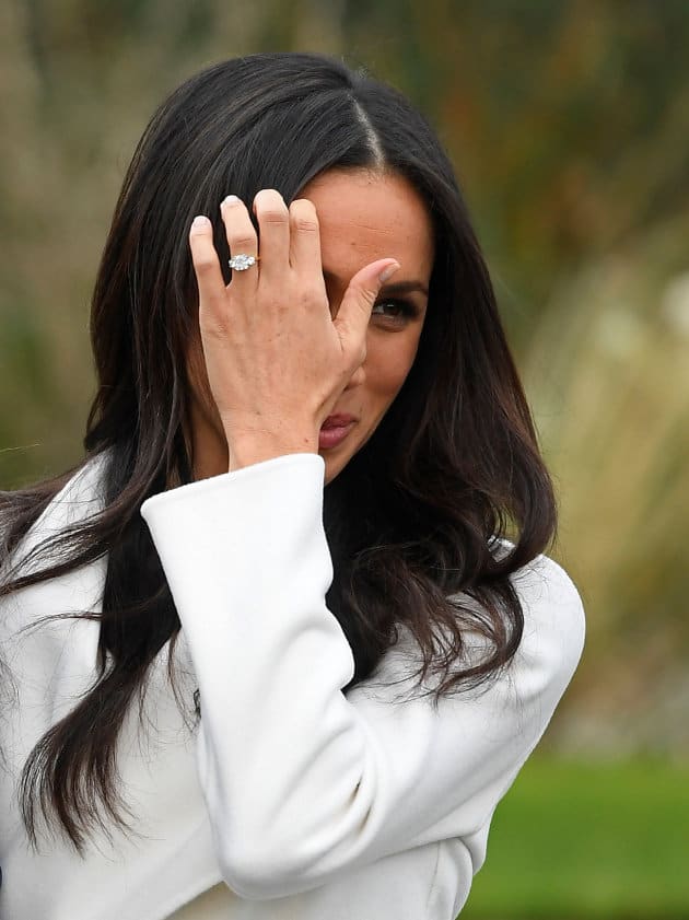 Meghan Markle con anello di fidanzamento