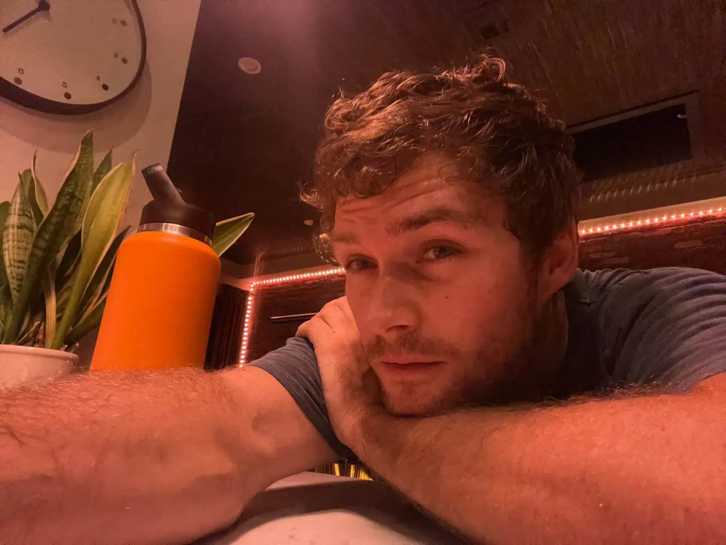 capelli ricci uomo Finn Jones